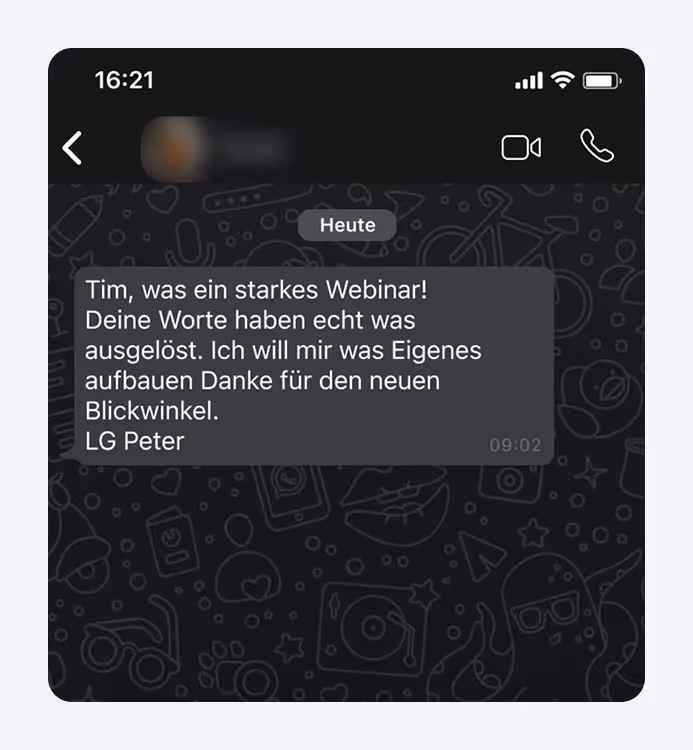 Nachricht in Messenger-App: Peter bedankt sich bei Tim für inspirierendes Webinar, möchte etwas Eigenes aufbauen.